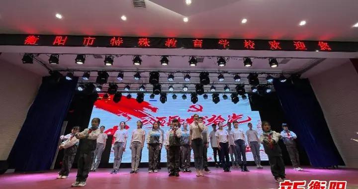 离开张兰，肖肖扭头和大明星秦岚同框带货，却处境尴尬流量惨淡